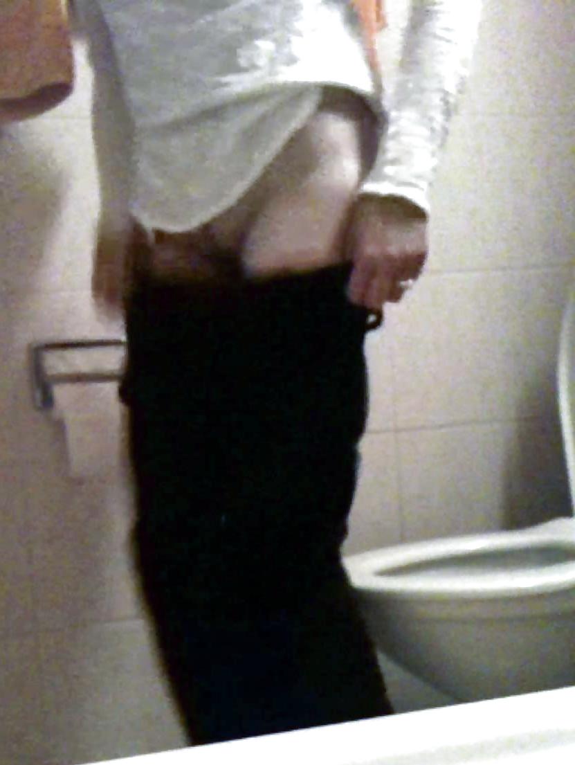 25P Amie au toilette - friends spy toilet