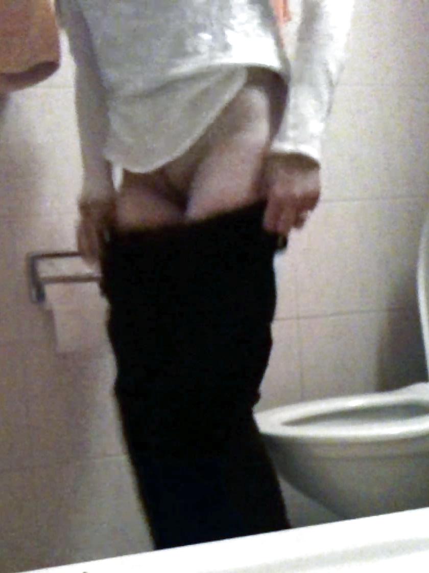 25P Amie au toilette - friends spy toilet