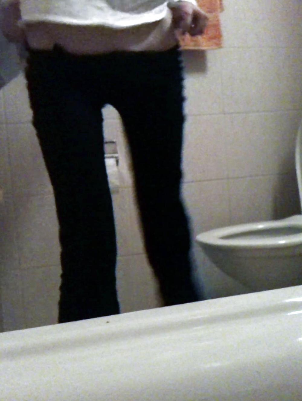 25P Amie au toilette - friends spy toilet