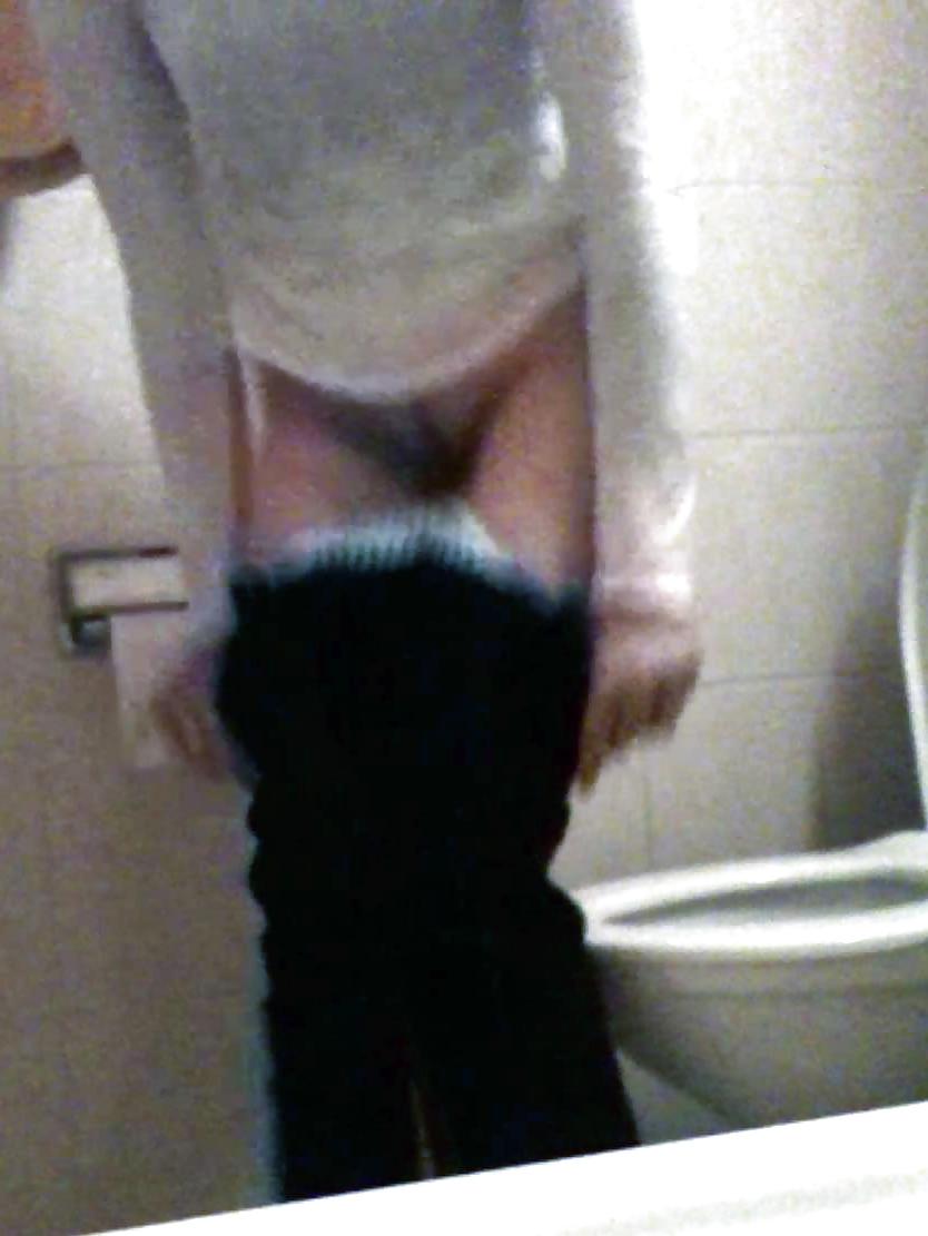 25P Amie au toilette - friends spy toilet