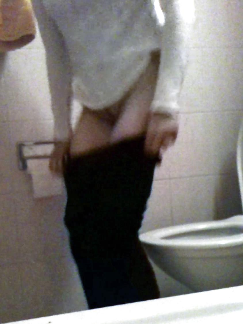 25P Amie au toilette - friends spy toilet