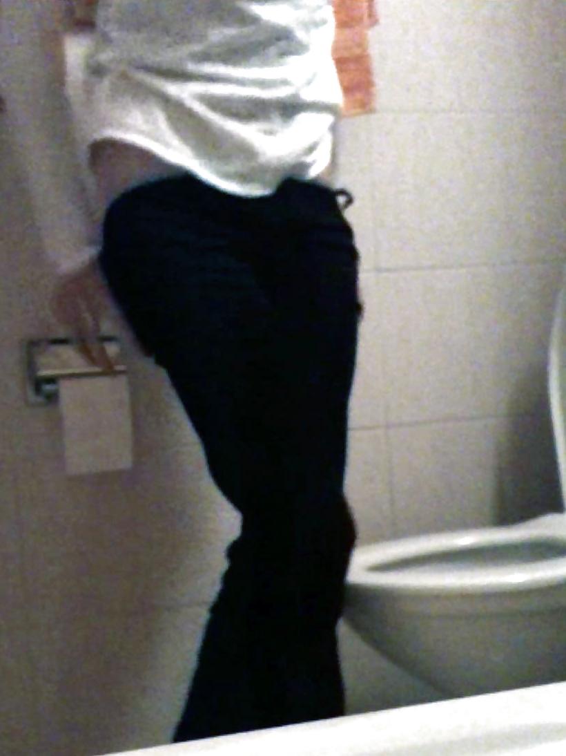25P Amie au toilette - friends spy toilet