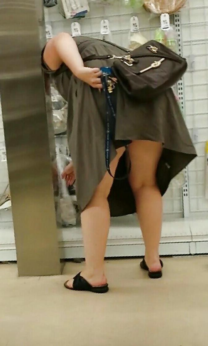 20P Public shopping candid teen and mature leg, ass and tits - 2