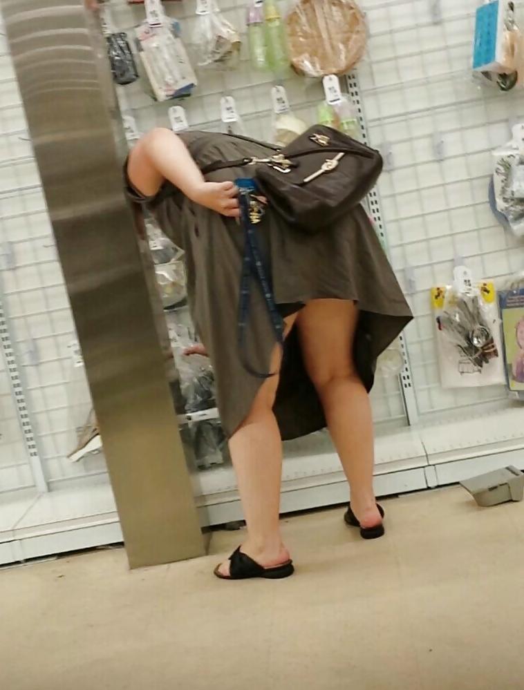 20P Public shopping candid teen and mature leg, ass and tits - 2