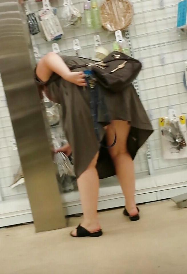 20P Public shopping candid teen and mature leg, ass and tits - 2