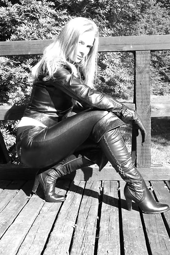 25P Black and White Erotic 009