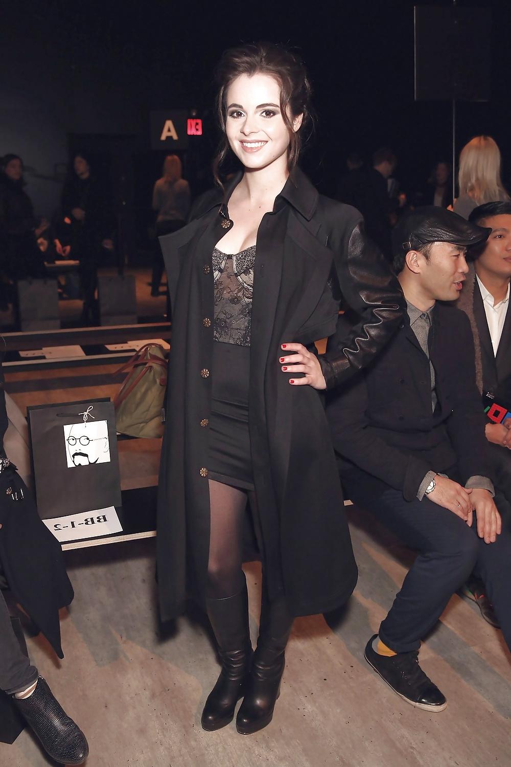 25P Celebrities In Pantyhose 3