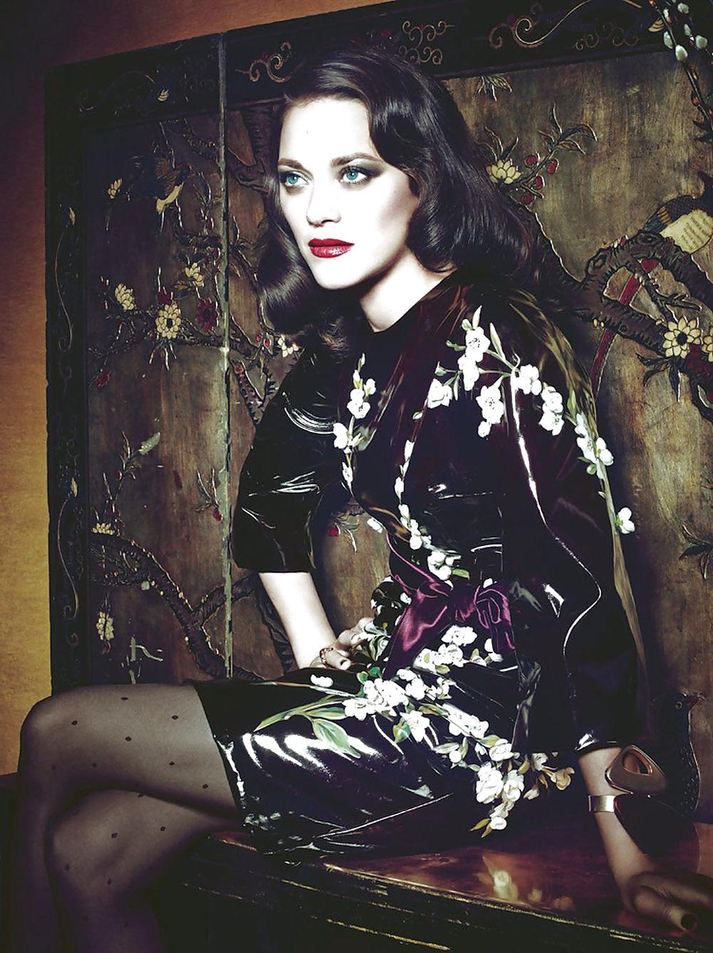 25P Celebrities In Pantyhose 11