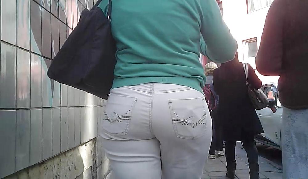 9P Big Booty Spanish Milf in Jeans