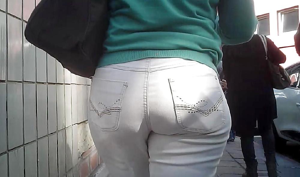 9P Big Booty Spanish Milf in Jeans