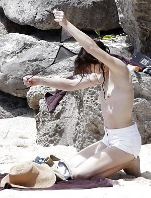 17P Charlotte Gainsbourg nue et topless a la plage