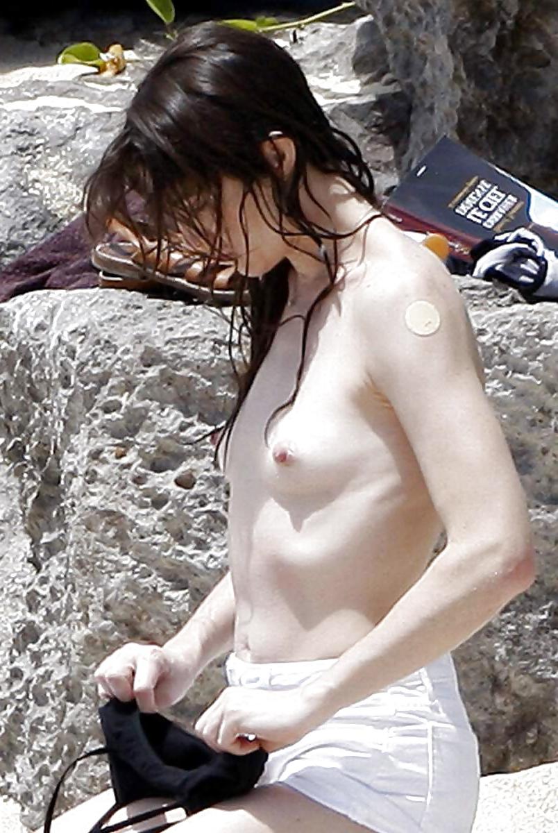 17P Charlotte Gainsbourg nue et topless a la plage