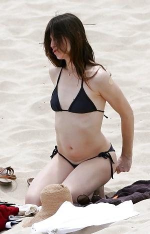 17P Charlotte Gainsbourg nue et topless a la plage