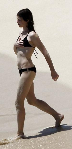 17P Charlotte Gainsbourg nue et topless a la plage
