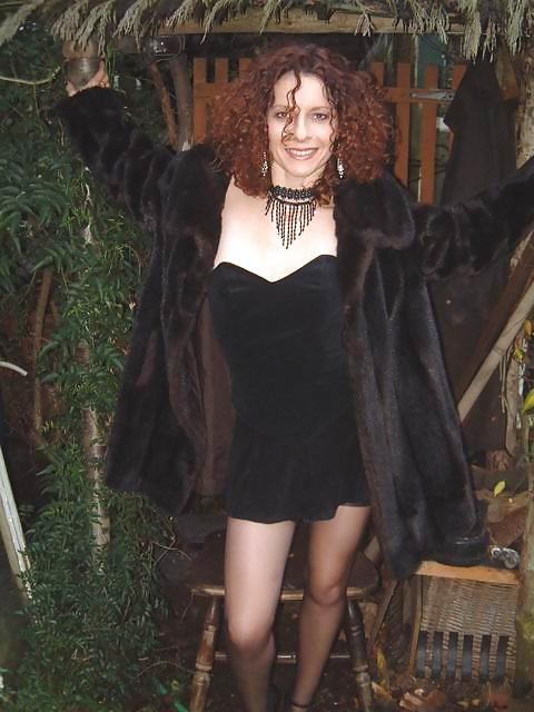 15P Auburn English lady flashes back yard
