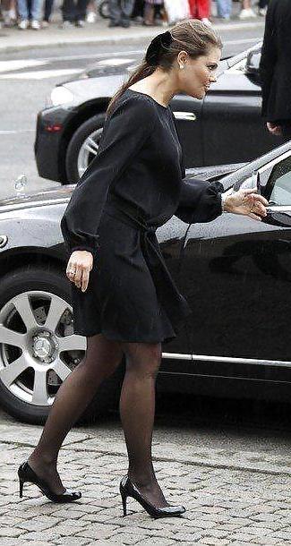 25P A Crown Princess in pantyhose