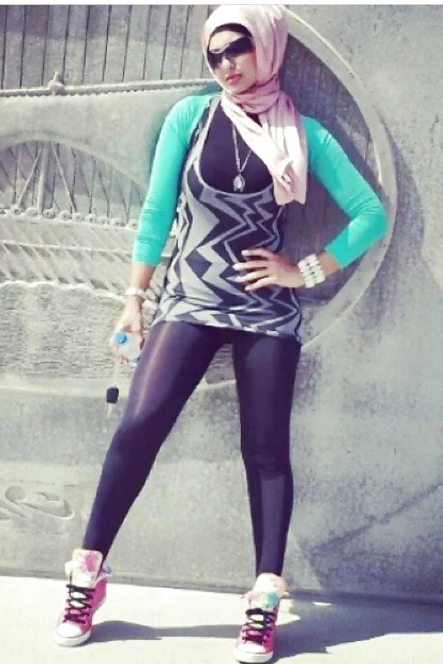 8P Big booty Hijabi girls in maxi skirts 