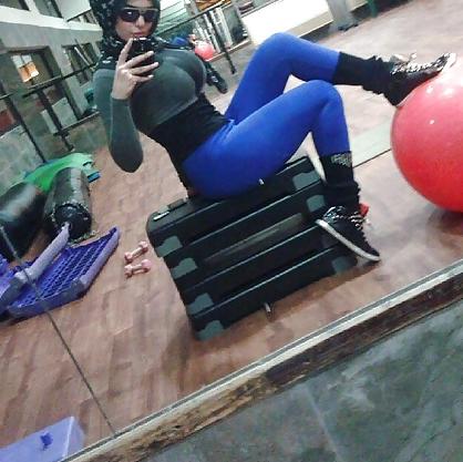 8P Big booty Hijabi girls in maxi skirts 