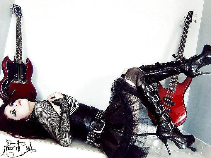25P Hot Goth and Emo girls (8)