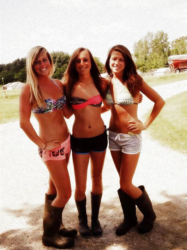 24P College babes with hot, skinny, tight bodys