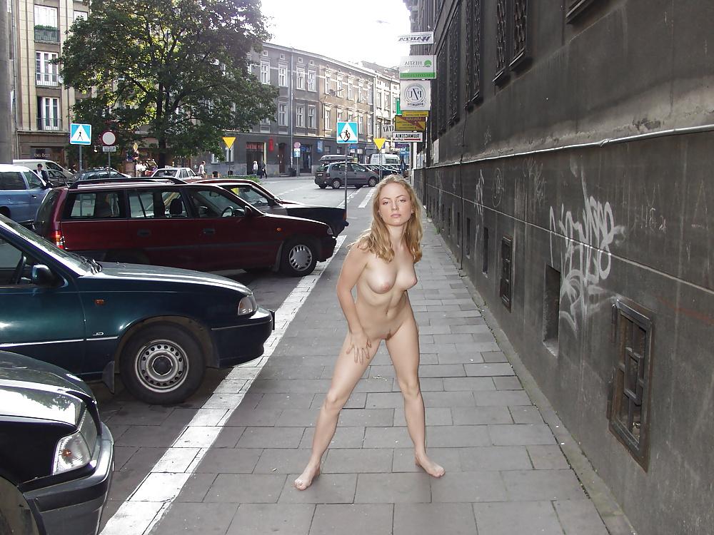 8P Naked photo session on the street