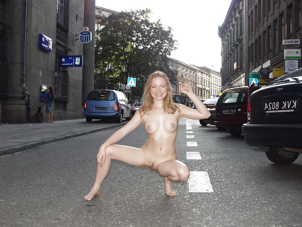 8P Naked photo session on the street