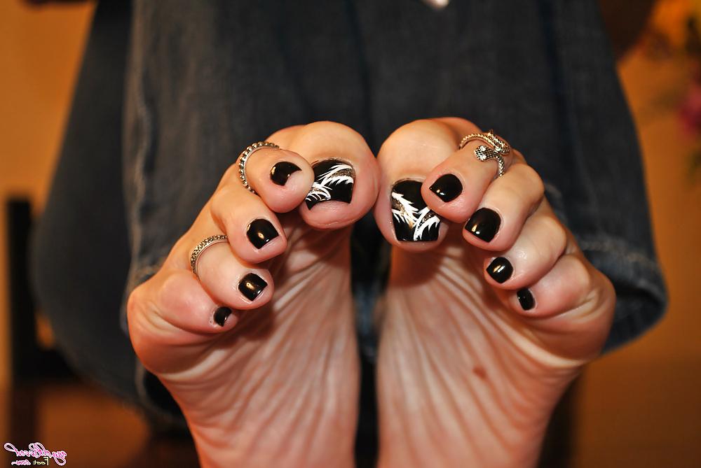 19P Erotic Nikki Feet