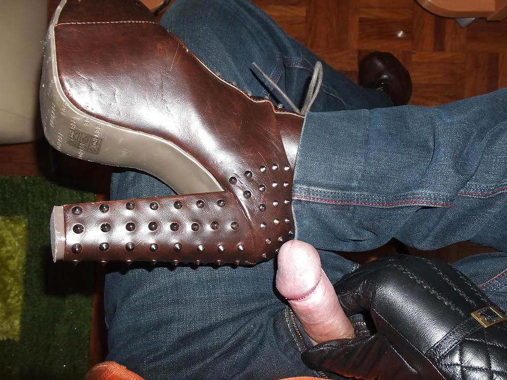 7P Cum on sandals and wearing boots with spikes.