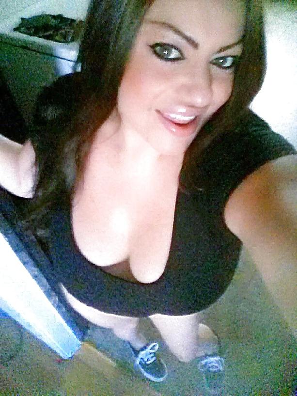 25P Gorgeous big boobs milf