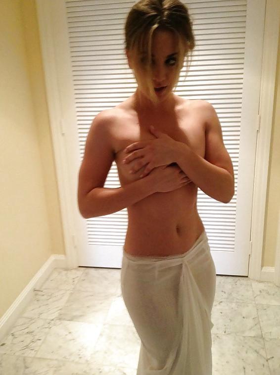 25P Kaley Cuoco Leaked Pics