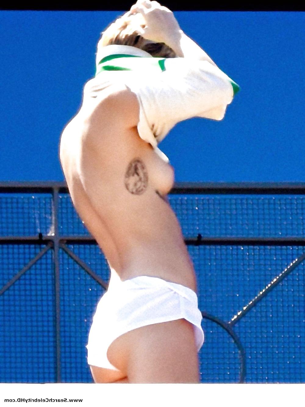 20P Miley Cyrus Showing Tits On Hotel Balcony In Sydney