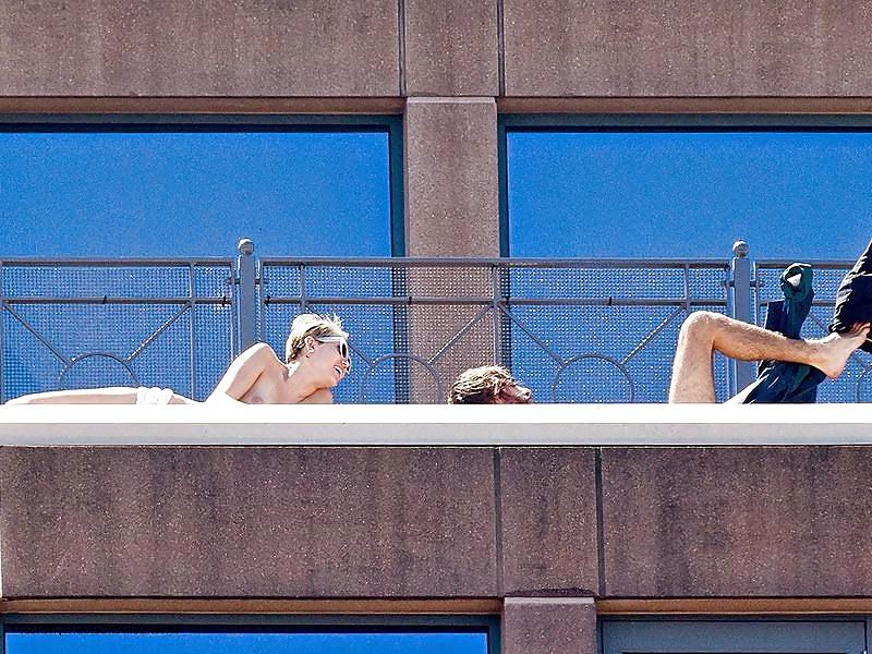 20P Miley Cyrus Showing Tits On Hotel Balcony In Sydney
