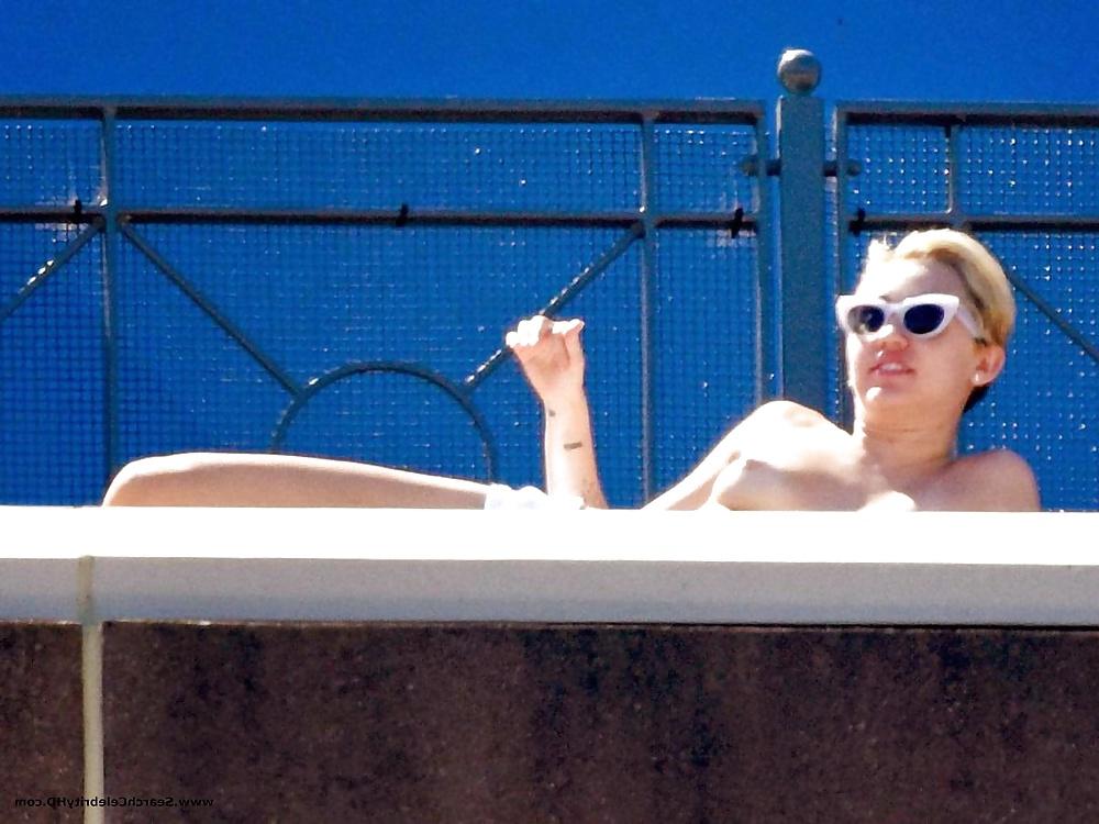 20P Miley Cyrus Showing Tits On Hotel Balcony In Sydney