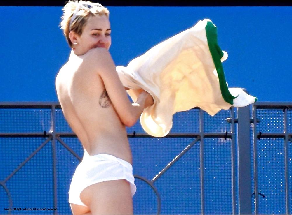 20P Miley Cyrus Showing Tits On Hotel Balcony In Sydney