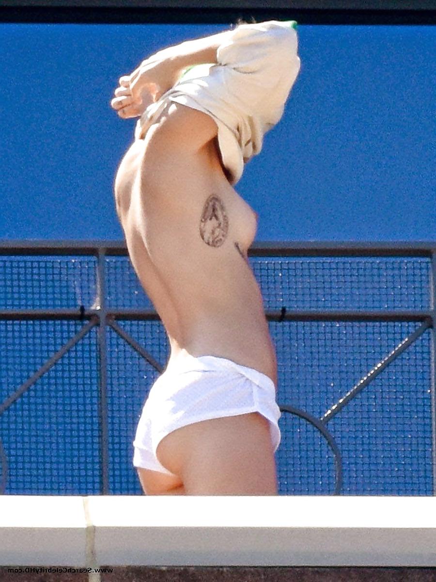 20P Miley Cyrus Showing Tits On Hotel Balcony In Sydney
