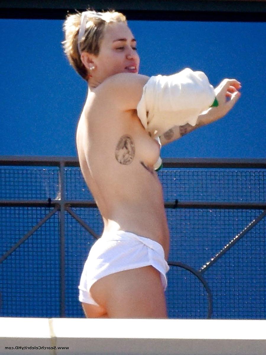 20P Miley Cyrus Showing Tits On Hotel Balcony In Sydney