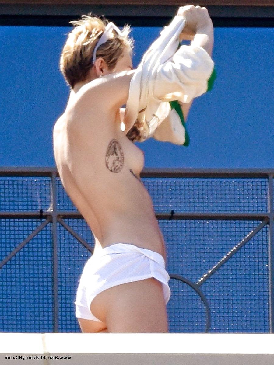 20P Miley Cyrus Showing Tits On Hotel Balcony In Sydney