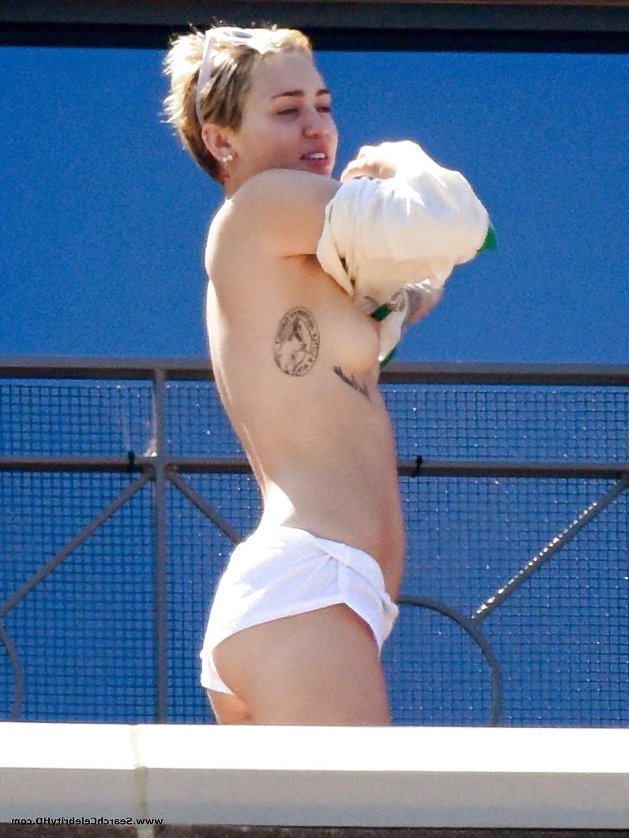 20P Miley Cyrus Showing Tits On Hotel Balcony In Sydney