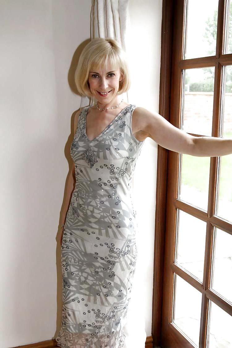 16P Mature English lady natural no nylons