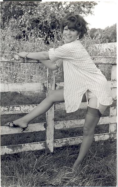25P English ladies display legs 1960s