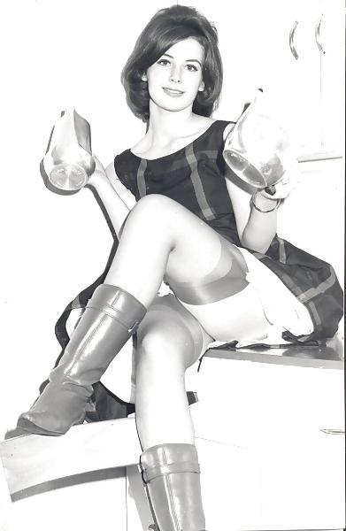 25P English ladies display legs 1960s