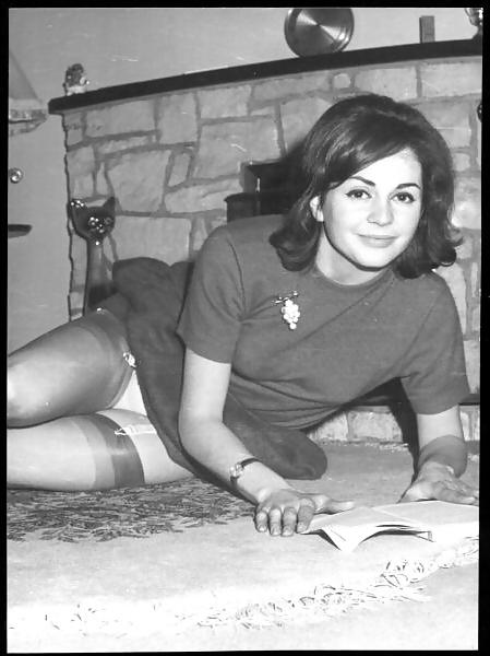 25P English ladies display legs 1960s