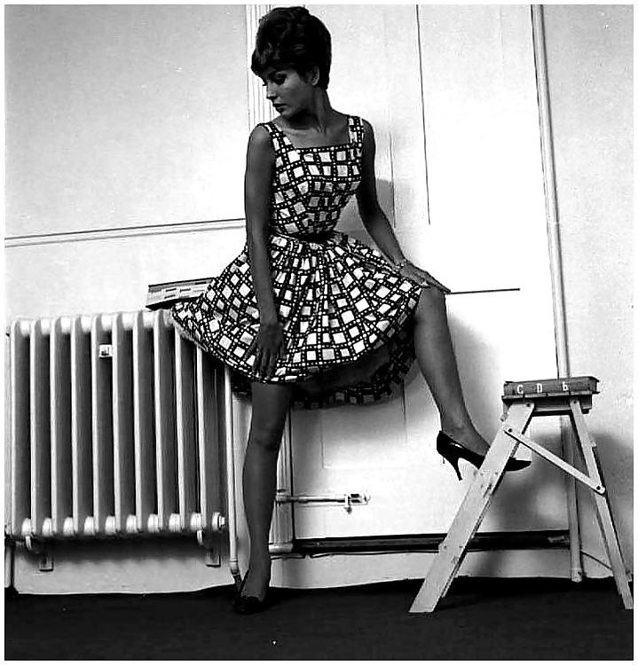 25P English ladies display legs 1960s
