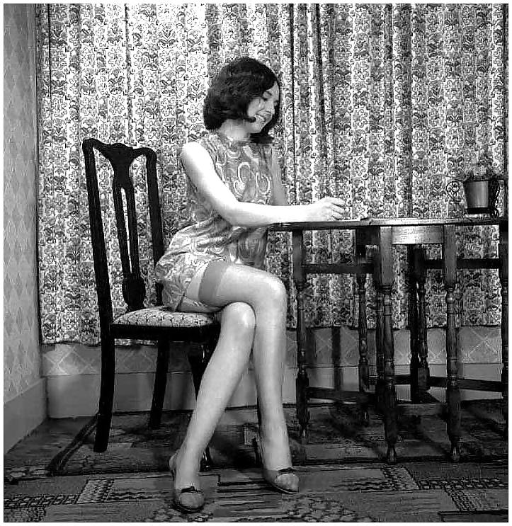 25P English ladies display legs 1960s