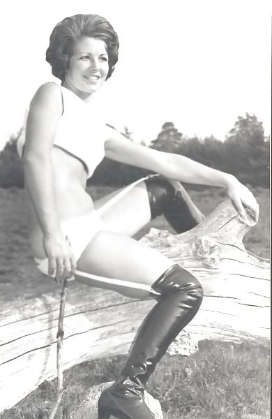 25P English ladies display legs 1960s