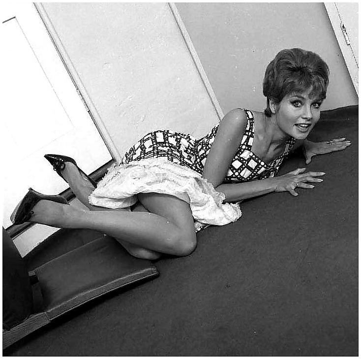 25P English ladies display legs 1960s