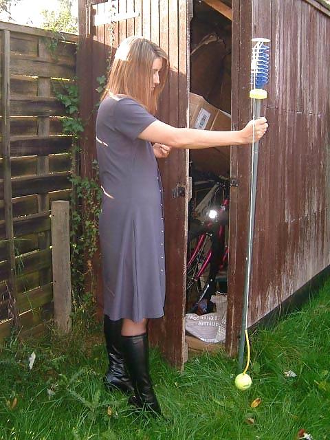 15P English housewife flashes back yard