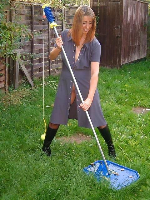 15P English housewife flashes back yard