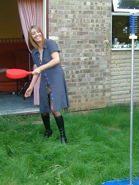 15P English housewife flashes back yard