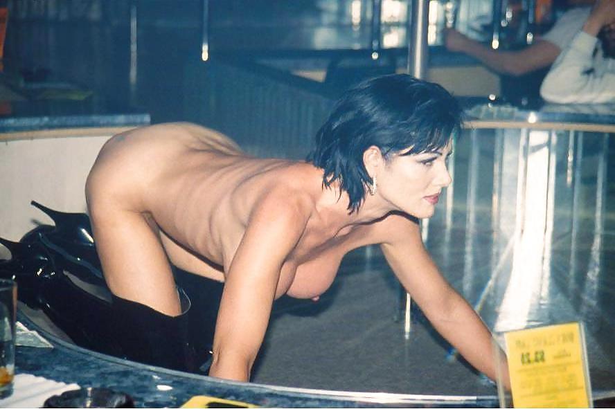 25P Jeanna Fine on stage